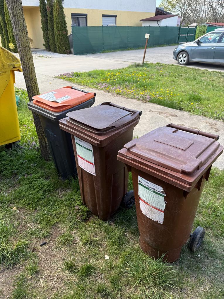 Stojisko prv aleji pri bytovke